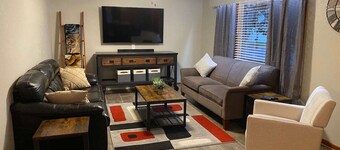 The Great Lake Escape 1 mile to downtown / Walk 2 Beach / Pool Pass Included !!