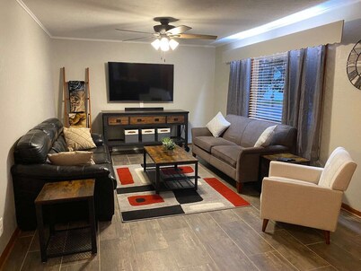 The Great Lake Escape 1 mile to downtown / Walk 2 Beach / Pool Pass Included !!