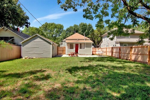 Rustic Retreat - Cute and Cozy! King! Centrally located