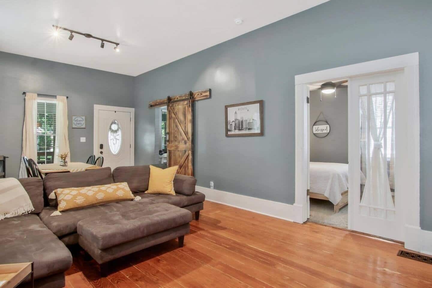 2 makuuhuonetta, työpöytä, silitysrauta/-lauta, vauvan matkasänky