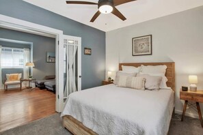 2 Schlafzimmer, Schreibtisch, Bügeleisen/Bügelbrett, Reisekinderbett