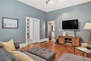 Smart TV, offices - Rustic Retreat - Cute and Cozy! King! Centrally located (Wichita)