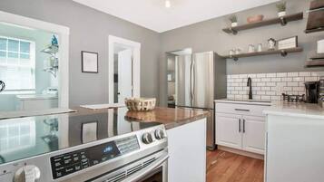 Frigorífic, microones, forn i placa de cuina