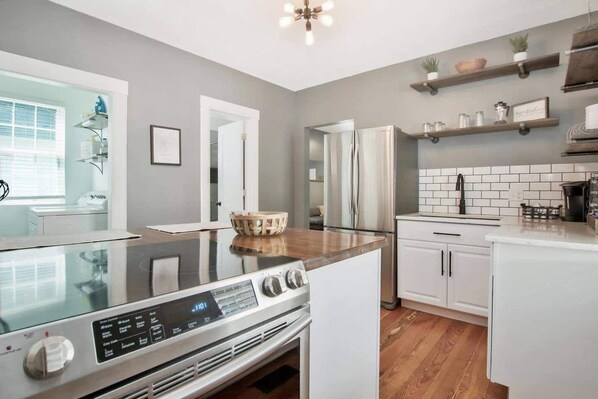 Fridge, microwave, oven, stovetop - Rustic Retreat - Cute and Cozy! King! Centrally located (Wichita)
