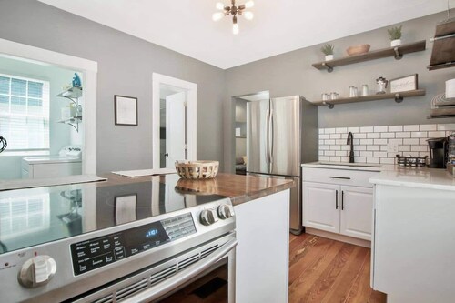 Rustic Retreat - Cute and Cozy! King! Centrally located