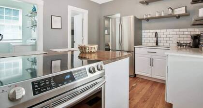 Rustic Retreat - Cute and Cozy! King! Centrally located