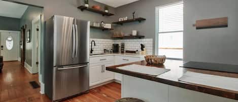 Refrigerador, microondas, horno y parrilla de estufa