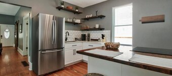 Rustic Retreat - Cute and Cozy! King! Centrally located