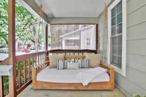 Property grounds - Rustic Retreat - Cute and Cozy! King! Centrally located (Wichita)