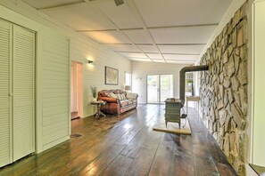 Interior - Watauga River Cottage in Johnson City, TN! (Johnson City)