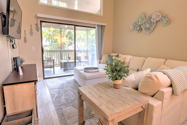 Smart TV, table football, books, printers - Walk to the Beach from this New Bright 2BR/2B condo in the <3 of The Island (Hilton Head Island)