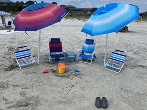 Una playa cerca, sillas reclinables de playa