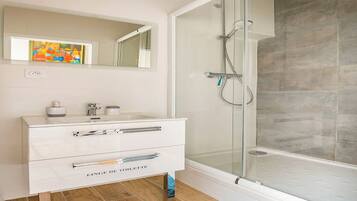 Een douche, een haardroger, handdoeken, zeep