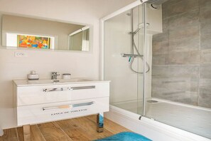 Shower, hair dryer, towels, soap - Duplex, Terrasse, Air Con, Car park (Bordeaux)