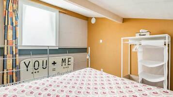 1 slaapkamer, een strijkplank/strijkijzer, gratis wifi, beddengoed