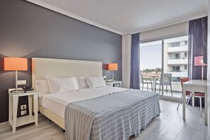 ألحفة محشوة بالريش وميني بار وخزنة داخل الغرفة ومكتب