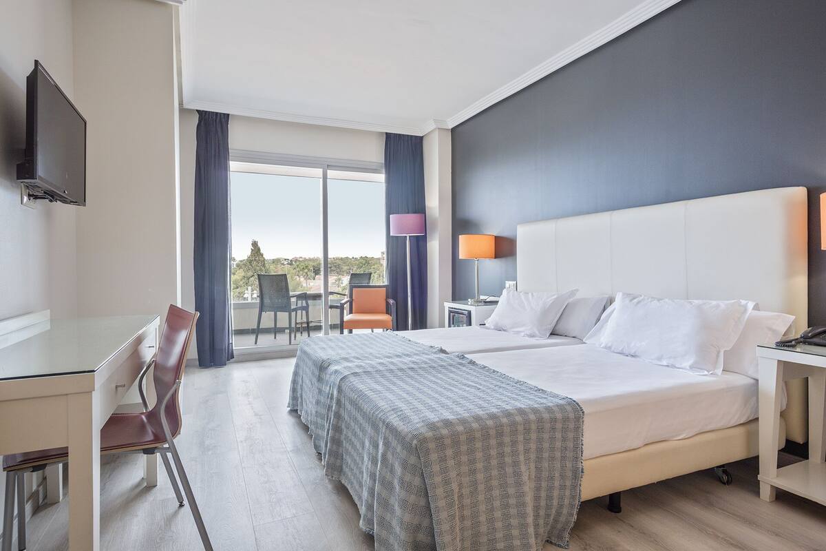 standard room | 1 bedroom, down duvets, minibar, in-room safe