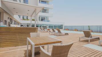 Een binnenzwembad en een seizoensgebonden buitenzwembad