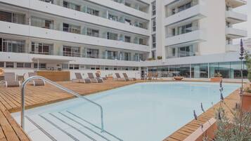 Una piscina techada, una piscina al aire libre de temporada