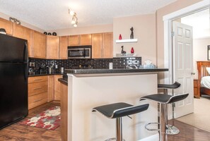 Kjøleskap, mikrobølgeovn, ovn og kokeplater