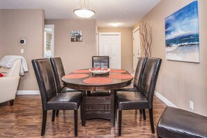 Dining - Beachfront | Pool | Hot Tub | PS3 | Gym (Invermere)