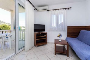 TV - Holiday apartment with a view of the mountains (Baška)