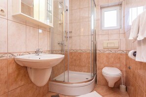 Shower - Holiday apartment with a view of the mountains (Baška)