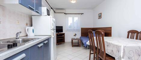 Fridge, microwave, stovetop, coffee/tea maker