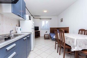 Fridge, microwave, stovetop, coffee/tea maker - Holiday apartment with a view of the mountains (Baška)