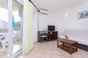 TV - Holiday apartment by the sea with barbecue and panoramic view (Baška)