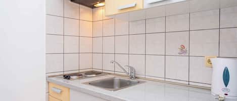 ثلاجة، ميكروويف، موقد طهي مسطح، ماكينة لصنع القهوة/الشاي