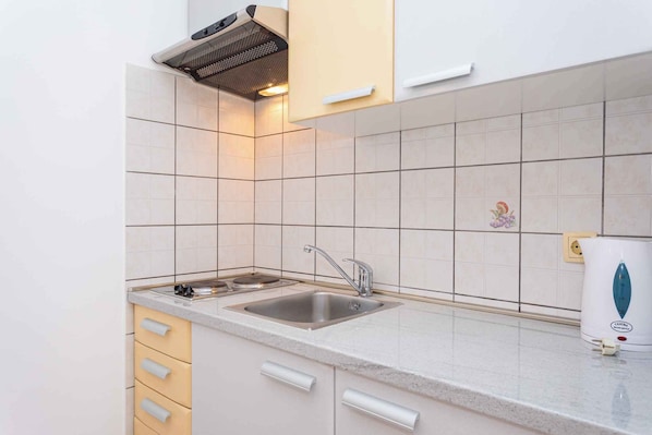 Fridge, microwave, stovetop, coffee/tea maker