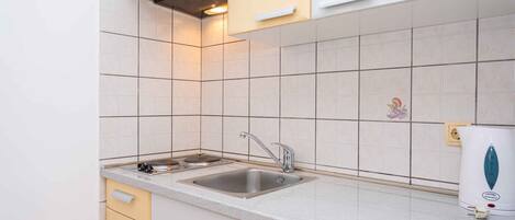 Jääkaappi, mikroaaltouuni, liesi, keittoastiat/astiat/ruokailuvälineet