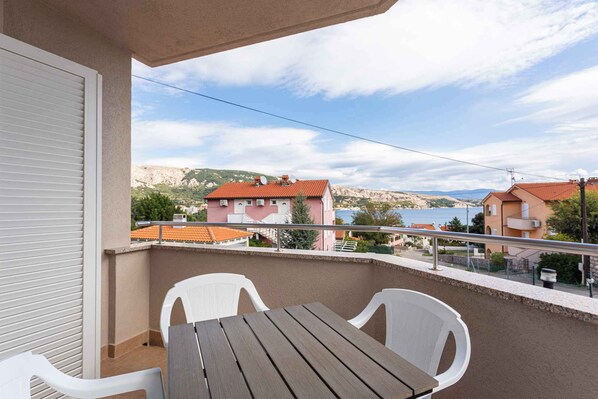 Outdoor dining - Holiday apartment by the sea with barbecue and panoramic view (Baška)