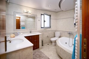 Baignoire, séchoir à cheveux, serviettes fournies, savon