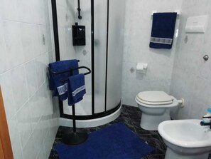 Shower, hair dryer, bidet, towels - Casa Belvedere Sa Costa: apartment nestled in the green countryside in Dorgali (Dorgali)