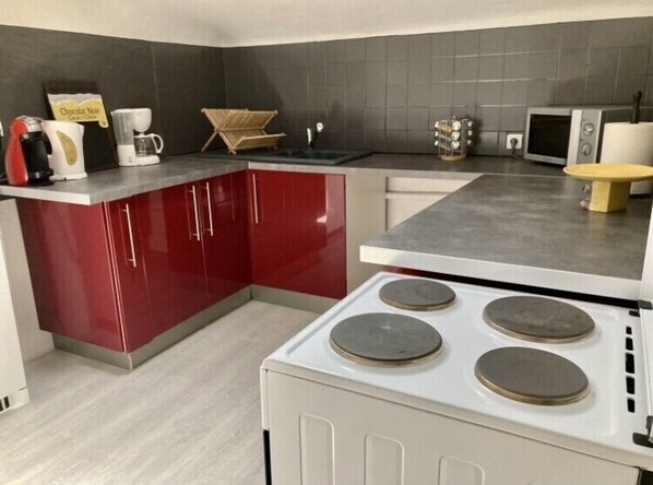 Jääkaappi, mikroaaltouuni, uuni, liesi