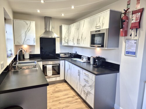 Stunning Coastal Cottage - Sleeping 5 in 2 Bedrooms - Pool and Beach Access Included.