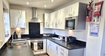 Stunning Coastal Cottage - Sleeping 5 in 2 Bedrooms - Pool and Beach Access Included.