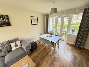 Smart TV, table tennis - Stunning Coastal Cottage - Sleeping 5 in 2 Bedrooms - Pool and Beach Access Included. (Filey)