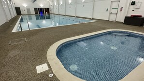 من حمّامات السباحة المغطاة