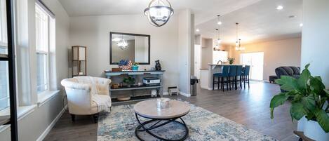 Smart-TV, Kamin, Bücher, Stereoanlage