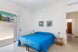 1 chambre, fer et planche à repasser