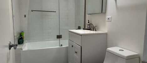 Secadora de cabello, toallas, jabón, shampoo