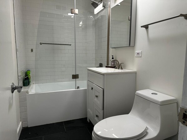 Secadora de cabello, toallas, jabón, shampoo 