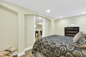 4 chambres, bureau, fer et planche à repasser, lit de bébé portatif