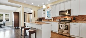 5 Star Upscale Entire Family Neighborhood Home