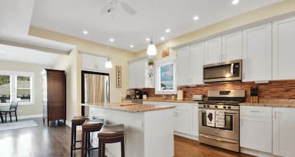 5 Star Upscale Entire Family Neighborhood Home