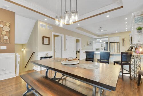 5 Star Upscale Entire Family Neighborhood Home