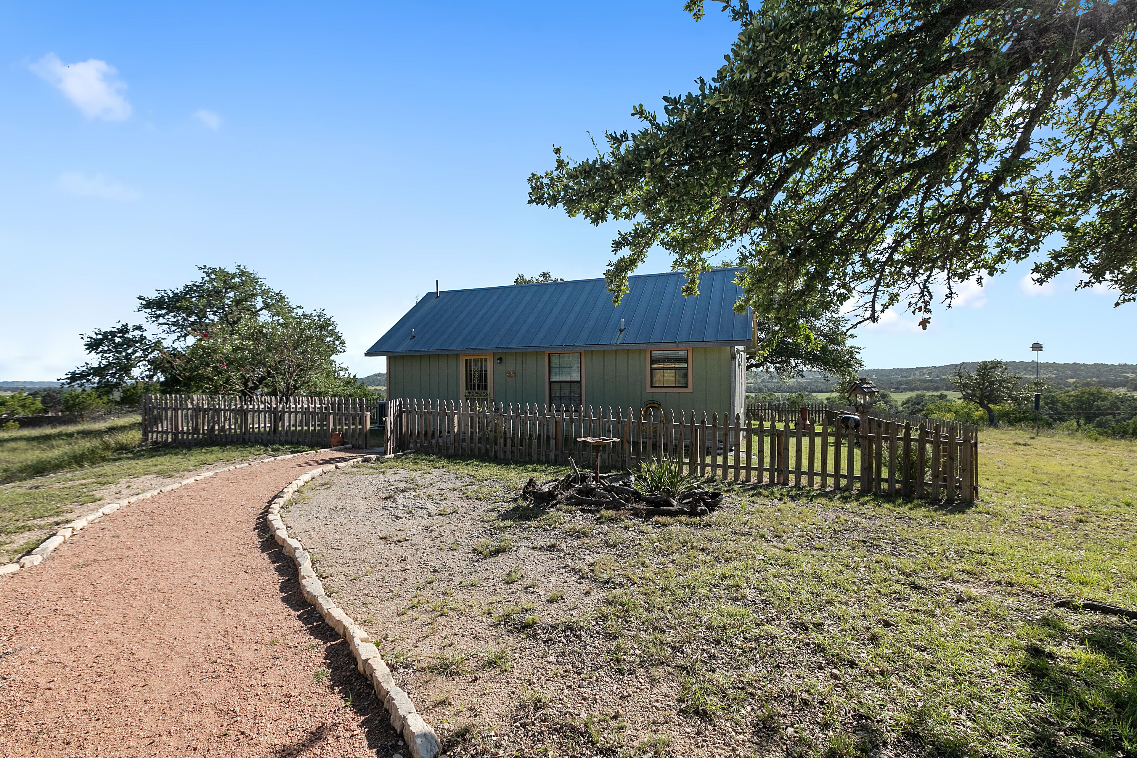Incredible country views,  Dog Friendly,  2 dog maximum. Owner  on property.